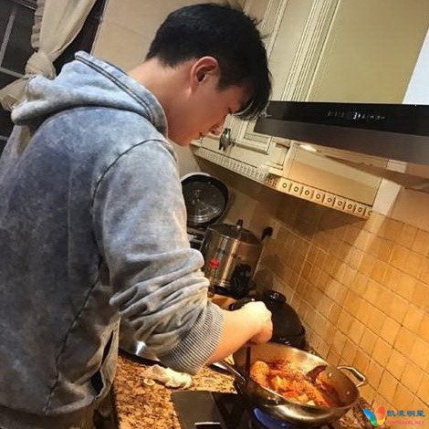 佟大为家中设宴 给张杰谢娜陈乔恩做了一桌菜