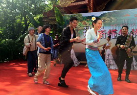邱泽与剧组同仁在开机仪式上学跳傣族舞蹈。