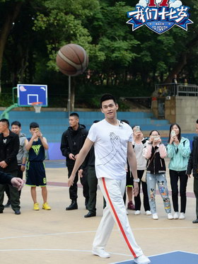 《我们十七岁》孙杨校园上演篮球火 帅气迷人