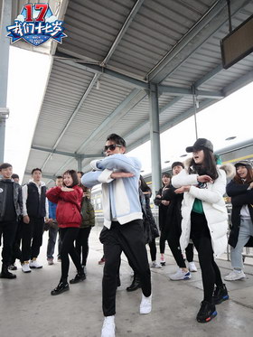 《我们十七岁》郭富城火车站尬舞 范明获表白