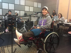 近期摔断腿的辛晓琪将坐轮椅出席演唱会