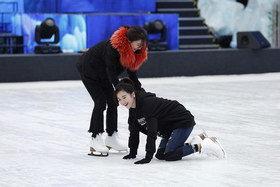 左小青初上冰时脚下不稳，因常常摔倒而大笑
