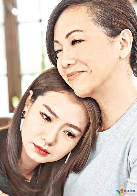邓萃雯(右)饰演戚薇养母。