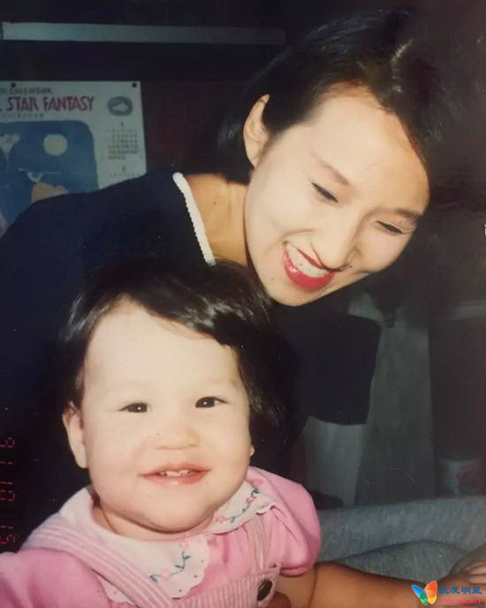 水原希子晒童年和妈妈合照，小时候也太可爱了吧!