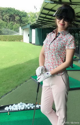 陈少霞打高尔夫球