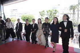 尹昉与导演李睿珺，女主角杨子姗等影片主创亮相《路过未来》首映红毯 