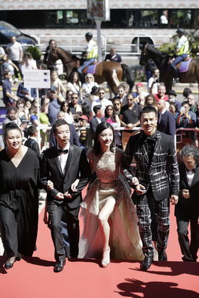 尹昉与导演李睿珺，女主角杨子姗等影片主创亮相《路过未来》首映红毯