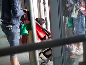 张丹峰现身机场 女儿坐婴儿车乖巧可爱