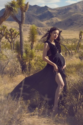 章龄之孕期拍沙漠写真 除了肚子哪都瘦
