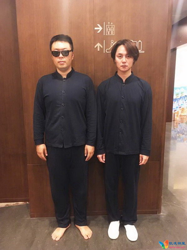 杜海涛尹正穿黑褂合影自侃技师 网友:盲人按摩？