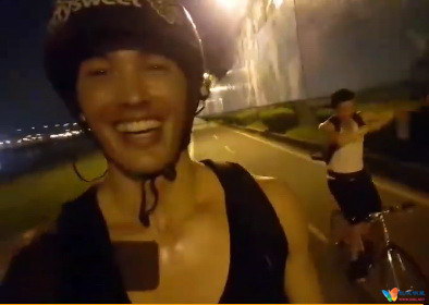 锦荣与朋友脚踏车骑行 全程大汗淋漓赤膊秀肌肉