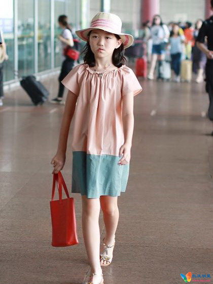 李亚鹏带女儿现身机场 李嫣时尚有气质