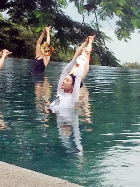 张钧甯和友人海边练瑜伽 身形纤细气质脱俗
