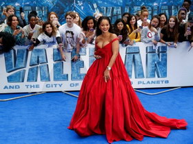 蕾哈娜穿大红裙亮相 深V秀傲人上围
