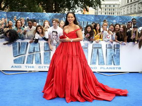蕾哈娜穿大红裙亮相 深V秀傲人上围