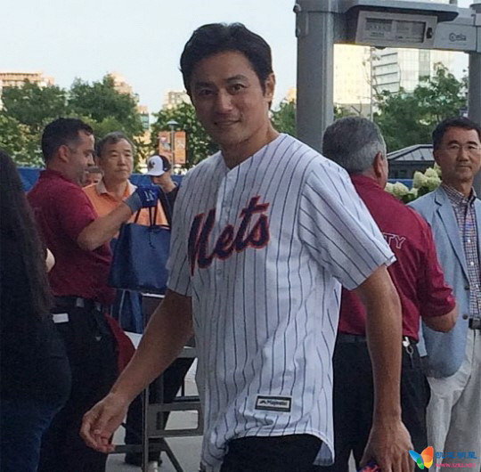 组图:张东健担任美国职业棒球大联盟开球嘉宾