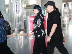 组图:刘欢夫妇罕见齐现身机场 老婆卢璐拉风装扮抢镜
