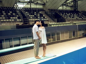 组图:吴敏霞婚照曝光 跳水台上与老公亲吻超甜蜜