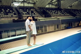 吴敏霞婚照曝光跳水台上与老公亲吻