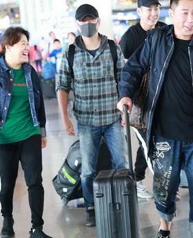 组图:吴秀波程序员打扮现身机场 穿半月前旧衣显节俭