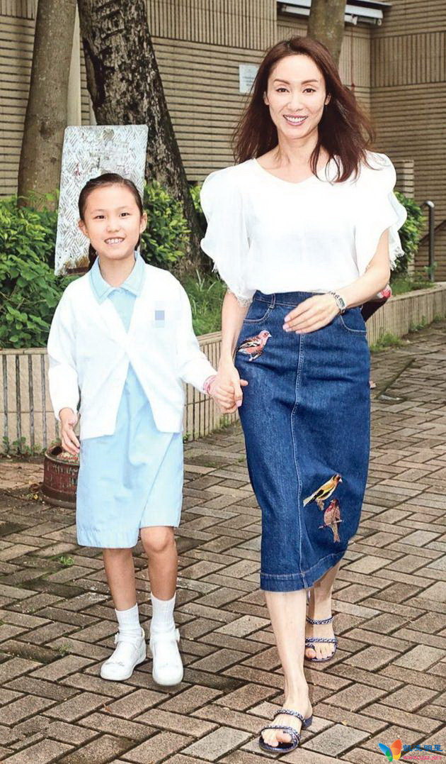 郭可盈9月1日早上送7岁女儿林天若上学，两母女下车时手牵手步行很温馨。