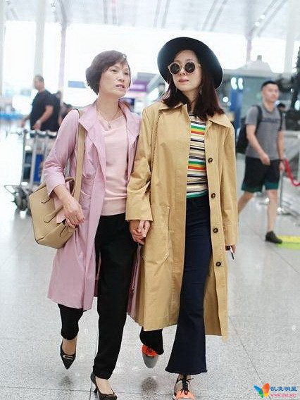 江一燕与妈妈牵手现身机场 母女齐穿风衣关系亲密