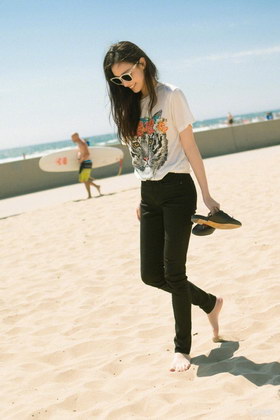 组图:倪妮赤脚漫步沙滩 经典黑白搭配笑容超甜美