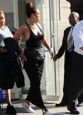 组图:蕾哈娜一袭黑裙出街 丰满上围实力抢镜