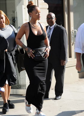 组图:蕾哈娜一袭黑裙出街 丰满上围实力抢镜