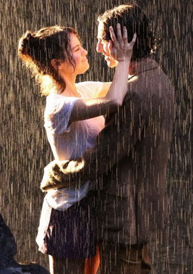 组图:赛琳娜·戈麦斯大玩湿身诱惑 雨中激吻小鲜肉超惹眼