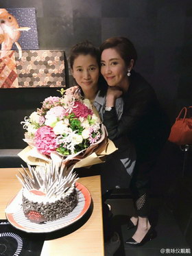 组图:袁咏仪生日与众友人庆祝 张智霖陪伴左右甜蜜搂肩