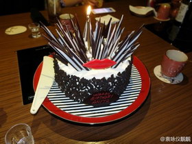 组图:袁咏仪生日与众友人庆祝 张智霖陪伴左右甜蜜搂肩
