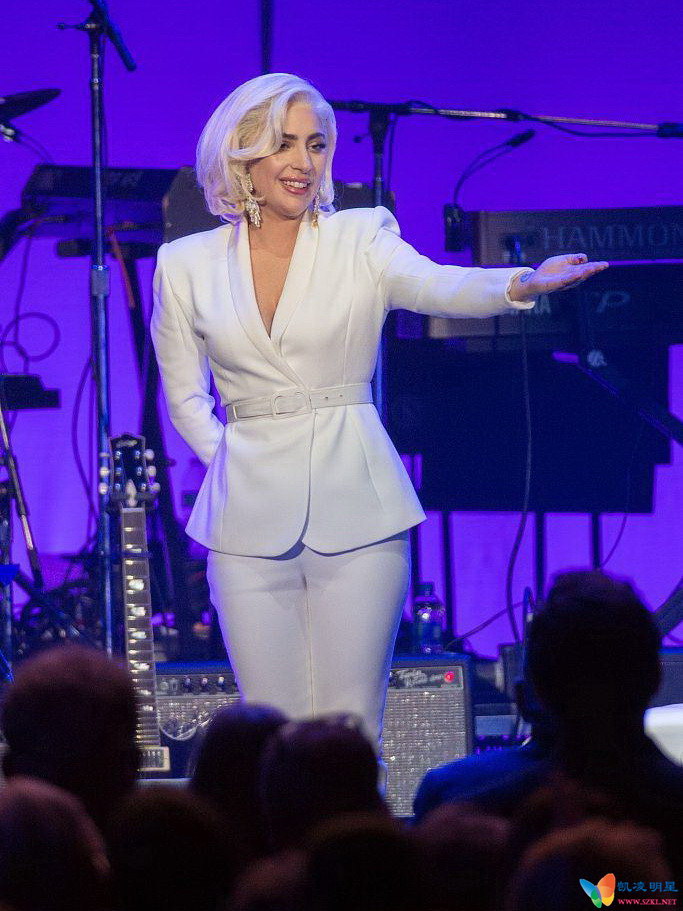 组图:lady Gaga为德州风灾捐款100万美金 连换黑白两套西装献唱vpic