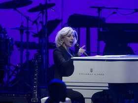 组图:lady Gaga为德州风灾捐款100万美金 连换黑白两套西装献唱