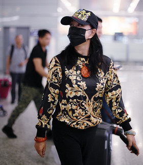 组图:刘晓庆穿印花潮衫现身机场