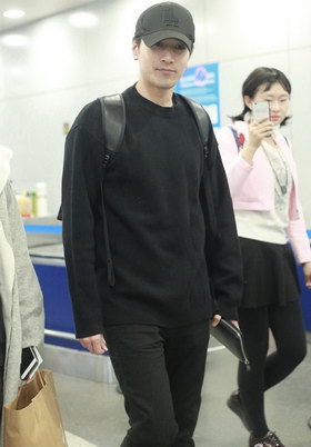 组图:赵又廷一身黑衣帅气现身机场 与记者笑嘻嘻打招呼
