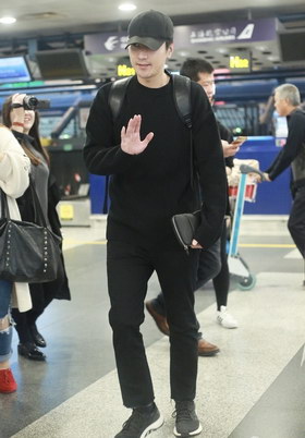 组图:赵又廷一身黑衣帅气现身机场 与记者笑嘻嘻打招呼