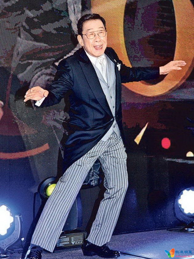 胡枫昨天(11月21日)宣布明年2月在红馆举行演唱会，打破最大年纪在红馆开演唱会的纪录。vpic:201711/Fung_Woo_1bmc2p