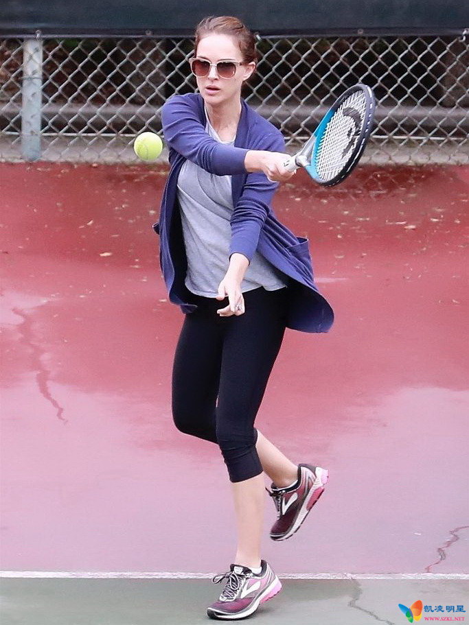 组图:娜塔莉·波特曼产后恢复身材练网球 下雨不停歇显敬业vpic:201711/Natalie_Portman_1b2i2a