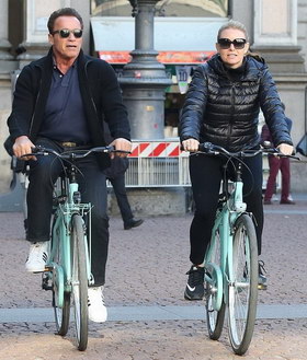 组图:70岁施瓦辛格携小女友街头骑车 身材强健老当益壮