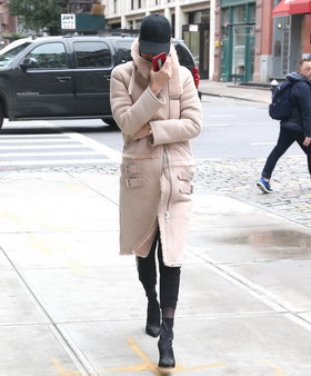 组图:超模贝拉·哈迪德戴帽子出街 长皮草外套裹超严躲镜头