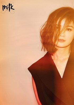 蔡卓妍登时尚杂志封面 光影变换展迷离气质