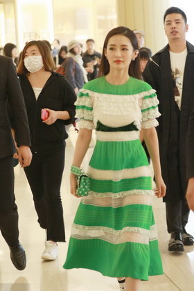 组图:李沁挑战草绿色条纹裙 获众人簇拥清新范儿十足
