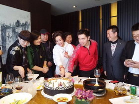 组图:62岁刘晓庆与亲友聚会庆生 身穿白色卫衣简约大方