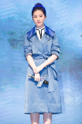 组图:刘亦菲携新作空降杭州 蓝色风衣尽显女神气质