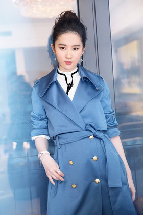 组图:刘亦菲携新作空降杭州 蓝色风衣尽显女神气质