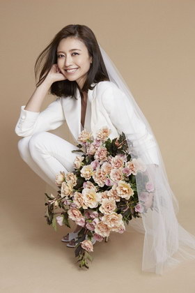 组图:日演员片濑那奈登封面 身披婚纱大谈结婚观