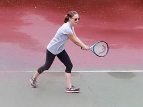 组图:娜塔莉·波特曼产后恢复身材练网球 下雨不停歇显敬业