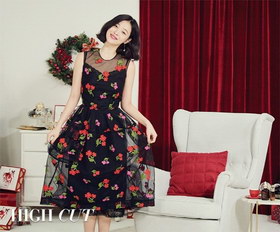 组图:崔雪莉登时尚杂志拍写真 红装充满节日氛围