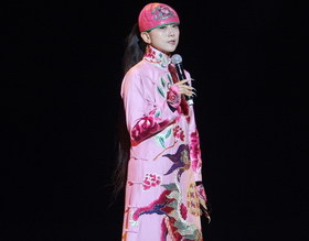 组图:杨丽萍为品牌站台 粉色刺绣旗袍显温婉气质